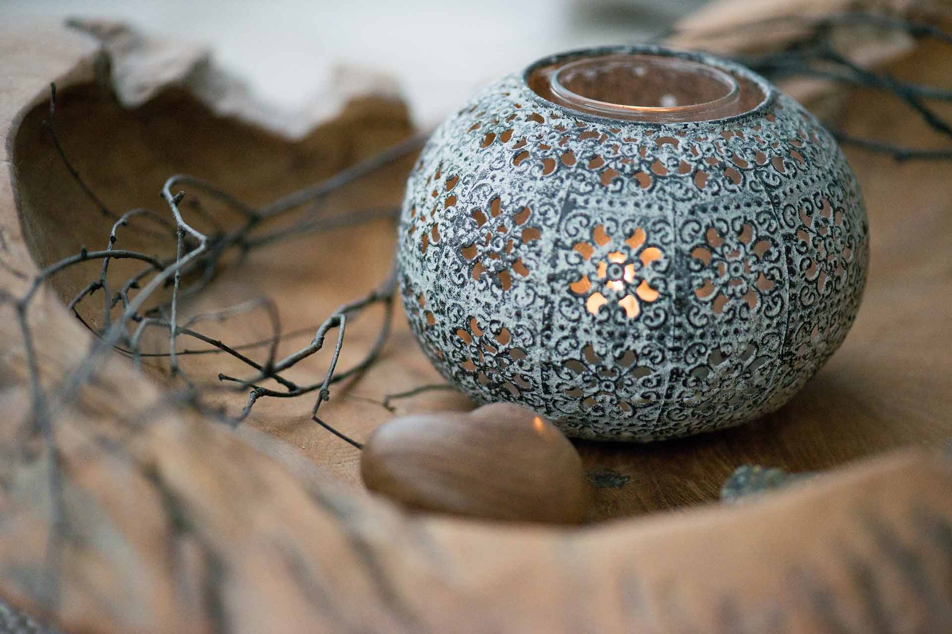 Ästhetische Kerze in Holzschale