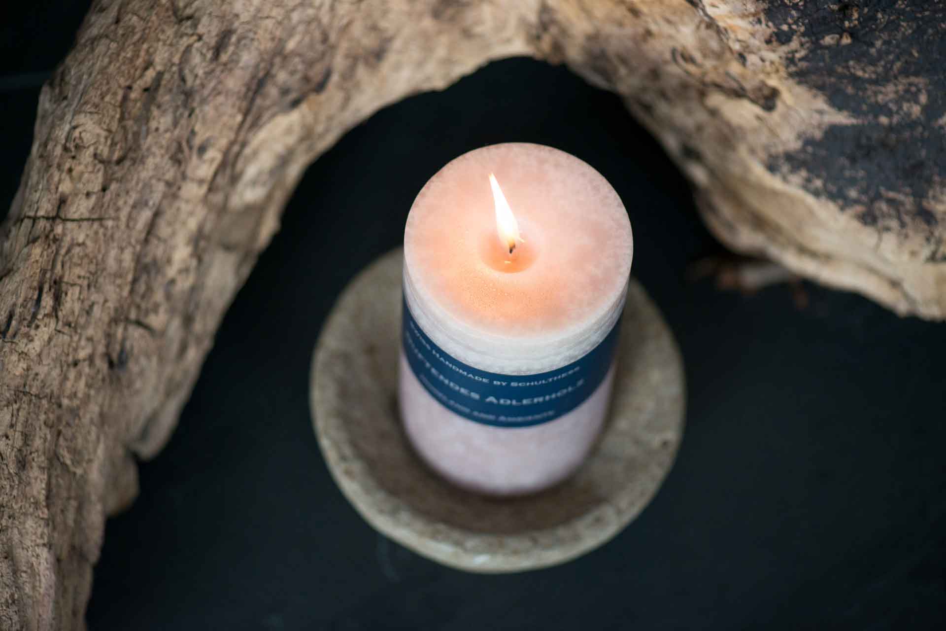 Handgemachte Kerze und Schwemmholz