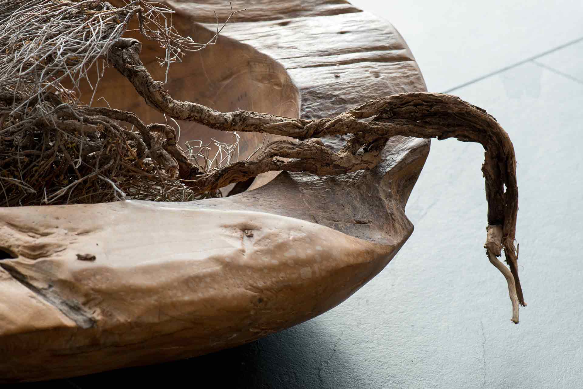 Holzschale mit wildem Ast