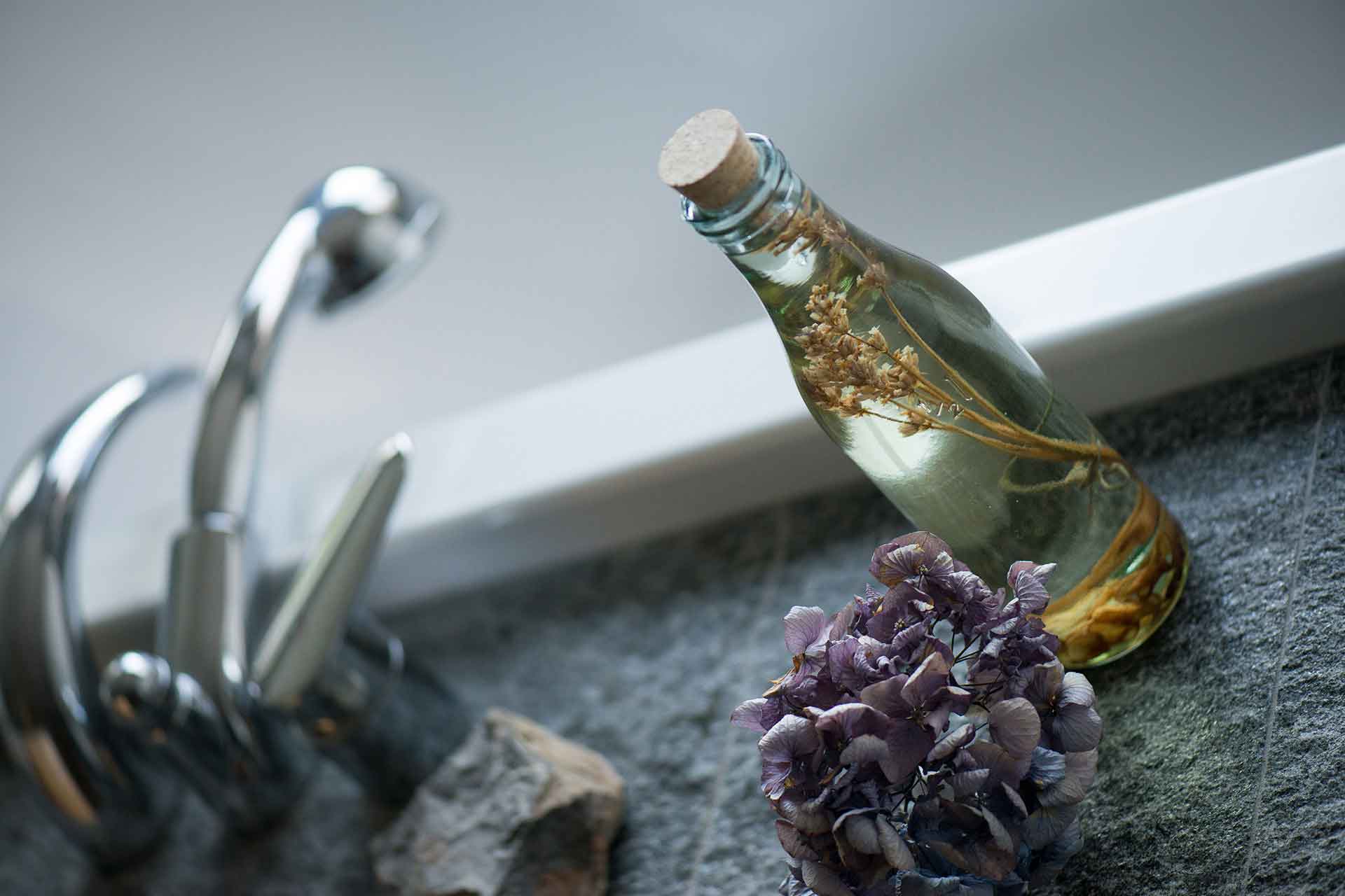 Lavendel-Badeöl mit Hortensie im Steinbad