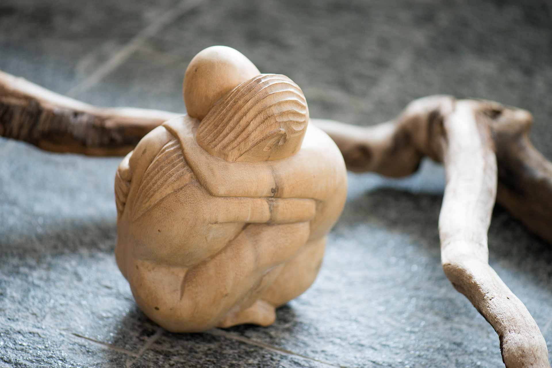 Holzskulptur zweier liebenden