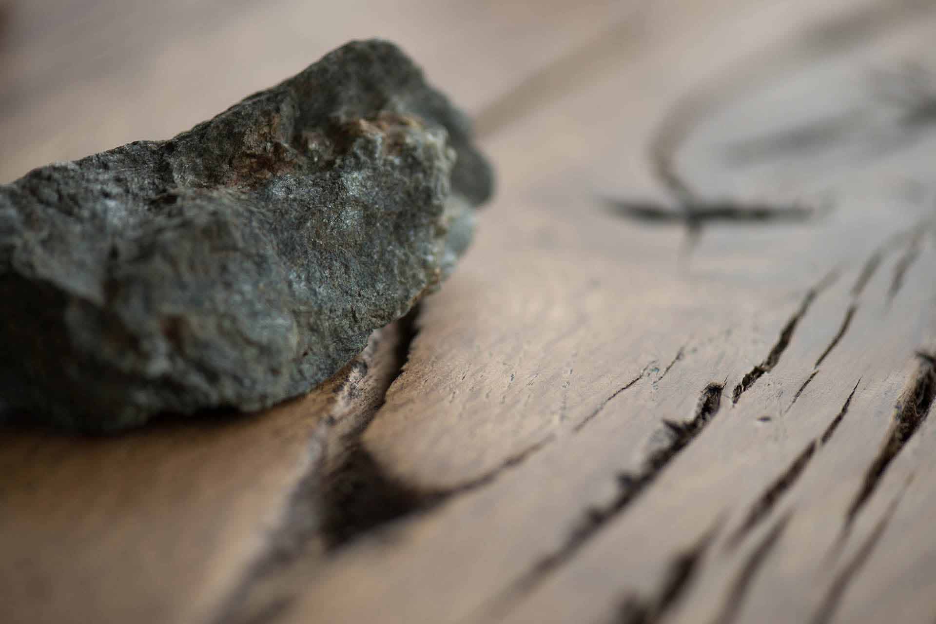 Schönheit pur - Schlichter Stein auf Holz