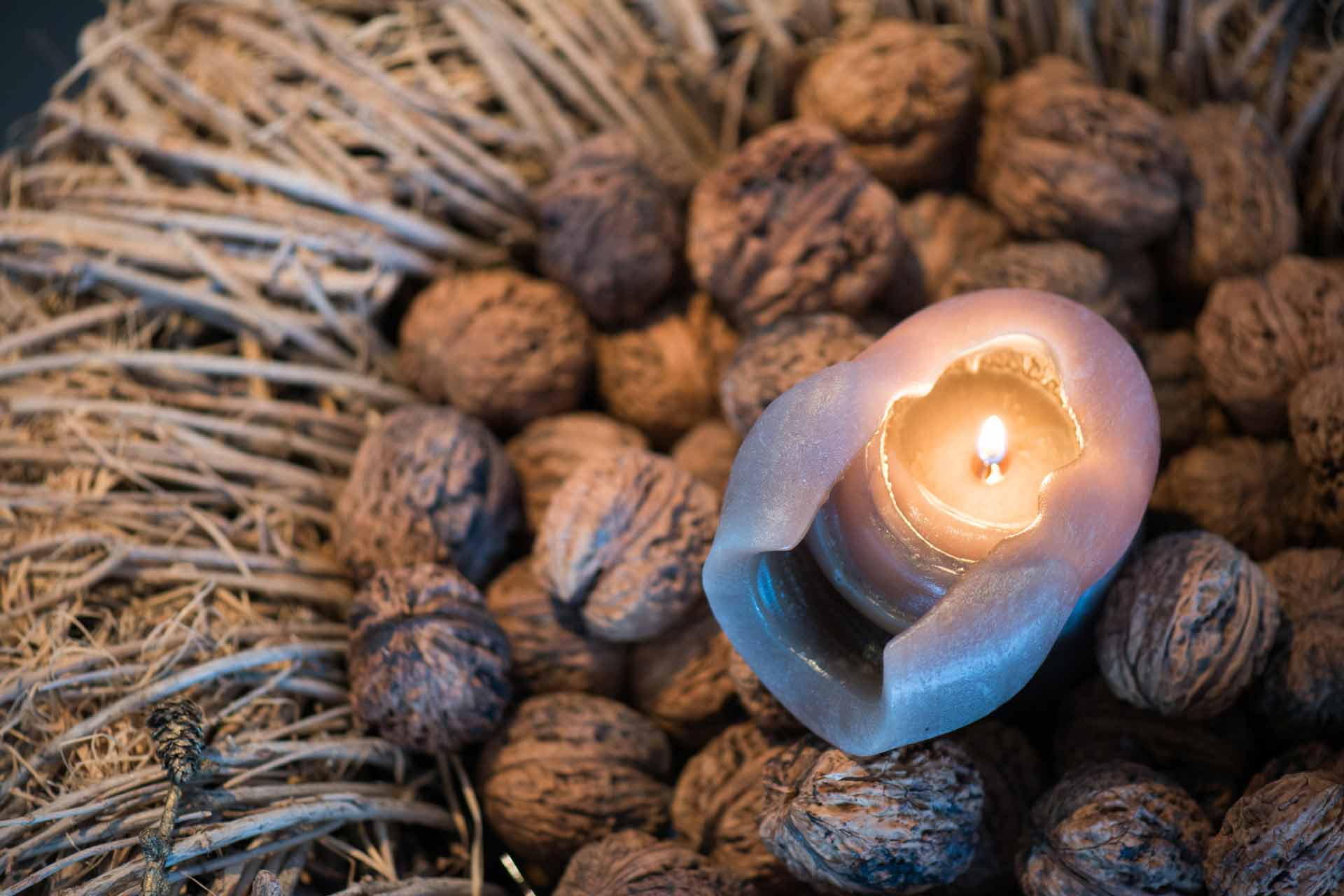 wilde Baumnüsse mit Kerze und Kranz